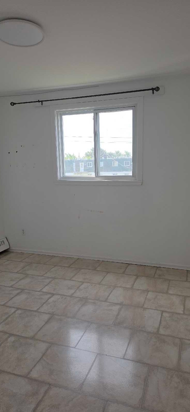 Longueuil, très beau  4 1/2, chauffé et eau chaude. 1300$/mois 2