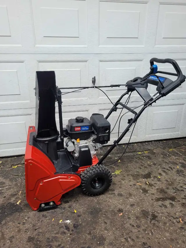Toro Snowmaster 724QXE snowblower in Snowblowers in Kitchener / Waterloo - Image 9