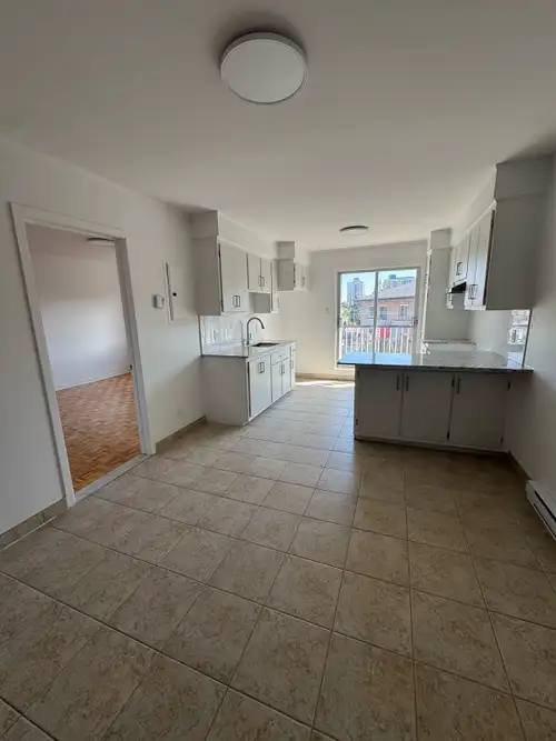 Spacieux appartement 4 1/2 à louer dans le quartier Saint-Léonard. Cuisine et salle de bain modernes...