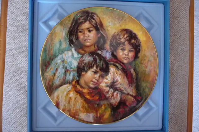 ROYAL DOULTON ALL GOD'S CHILDREN 5 PLATES BY LISETTE DEWINE in Arts & Collectibles in Sudbury - Image 4