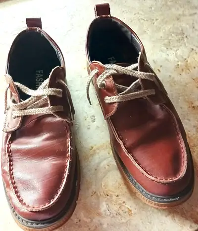 Souliers en Cuirs Très Légers et Très Confortables. Gr. 10., View more