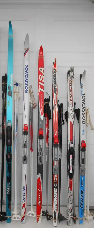 A vendre: Ensemble de ski fond, les fixations et les bottes sont aussi modèle NNN. Le ski Nordic 180...