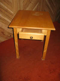 Table en bois avec tiroir. H: 22". Dessus : 20" x 23".