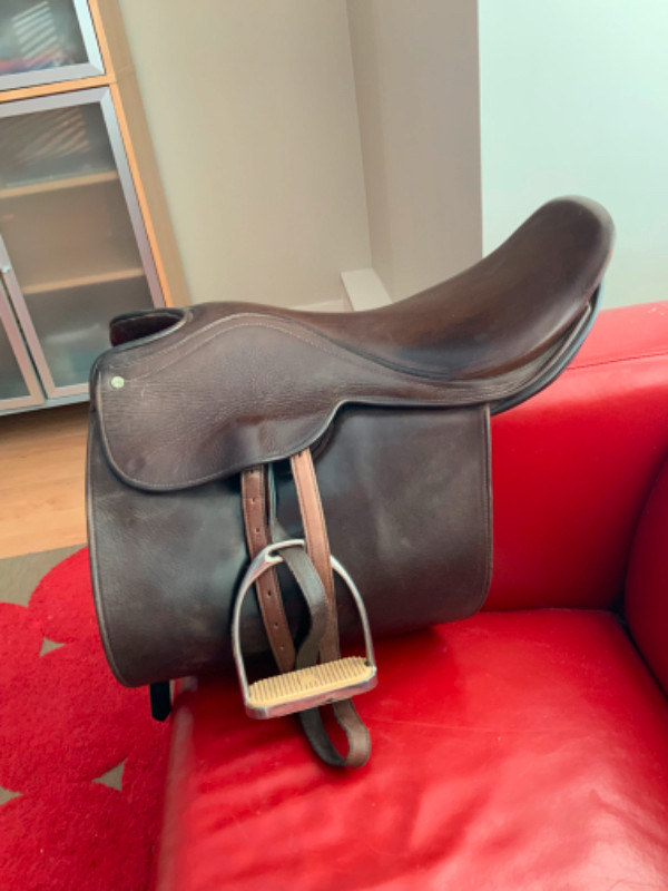 Barnsby Shively English Saddle in Equestrian & Livestock Accessories in Strathcona County