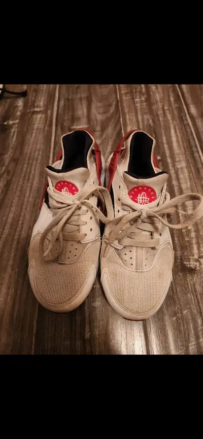 Kids Nike Hurraches Size 4, View more