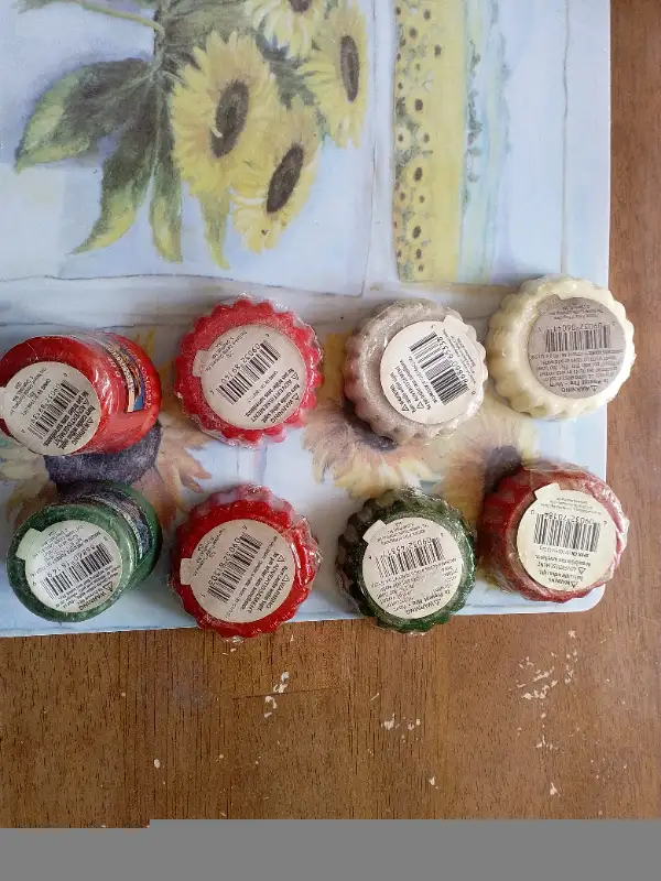 Yankee Candle Christmas wax lot in Home Décor & Accents in Barrie - Image 6