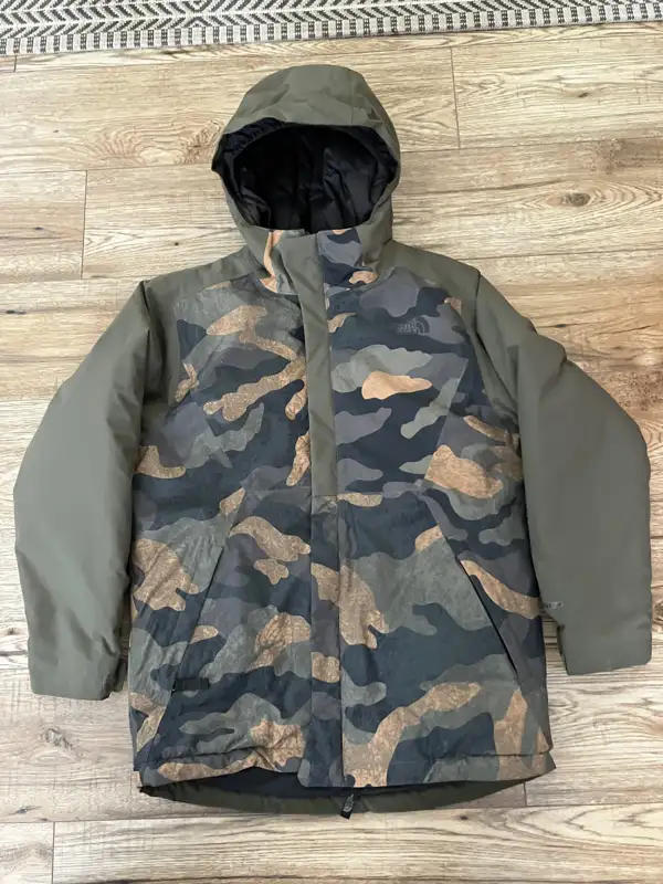 "North Face" Ski - Winter Jacket (Youth) in Kids & Youth in Calgary - Image 2