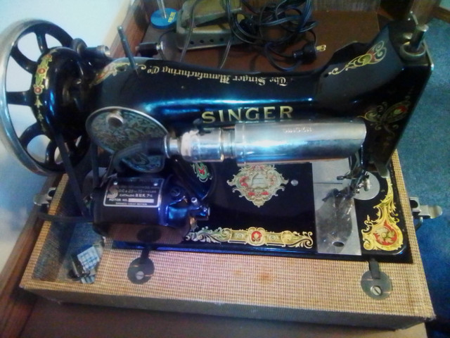 Singer electric portable machine 1924, working condition, OFFERS in Arts & Collectibles in St. Albert - Image 4