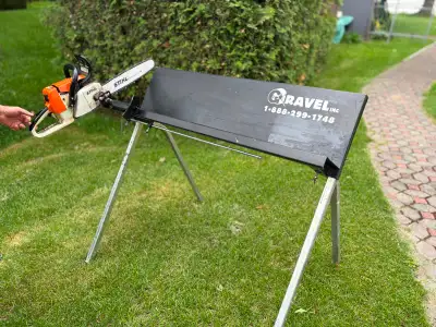 Tréteau ou chevalet avec support pour scie mécanique Comme neuf. Jamais servi Très sécuritaire pour...