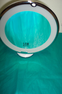 Miroir 10X avec lumière pour maquillage
