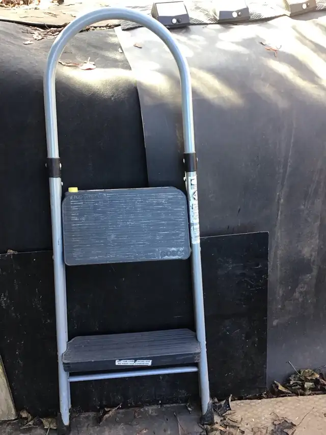 COSCO   Folding Steel 2+ Step ladder with 8’ Max Reach in Ladders & Scaffolding in Oakville / Halton Region - Image 2