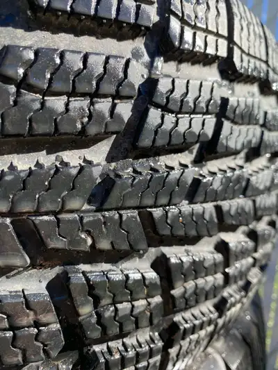Je vends 4 pneus d’hiver 235/70R16 de marque Firestone en très bonne état comme neuf (514)6254083