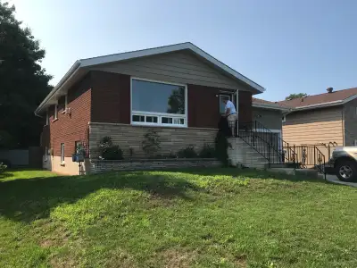 Large 2 BR plus den upper half of house located in quiet residential area on East side of Owen Sound...