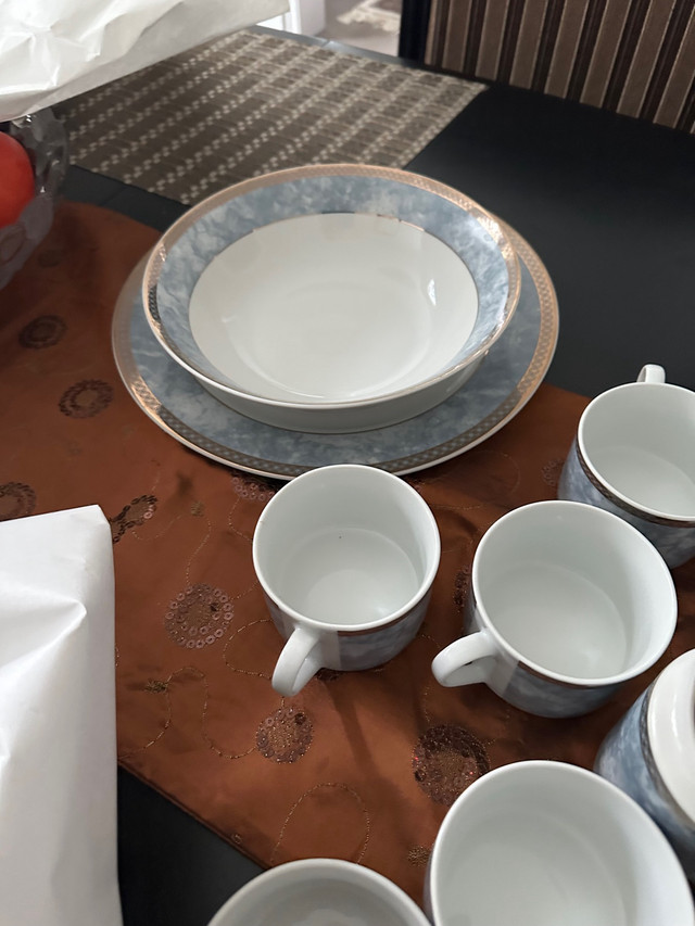 Small dinner set and tea set in Kitchen & Dining Wares in City of Toronto - Image 2