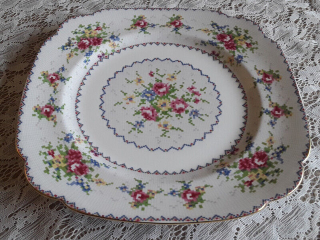 BONE CHINA DINNER/CAKE PLATE - PETITE POINT, ROYAL ALBERT in Arts & Collectibles in City of Toronto