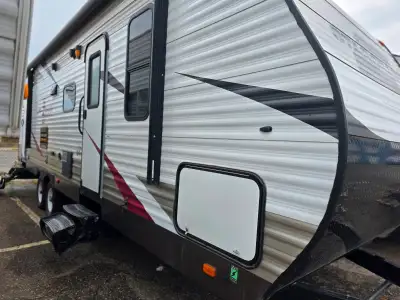 2016 STARCRAFT 27 BHS trailer with front bedroom and back bunks. Full size slide out. In nice shape....