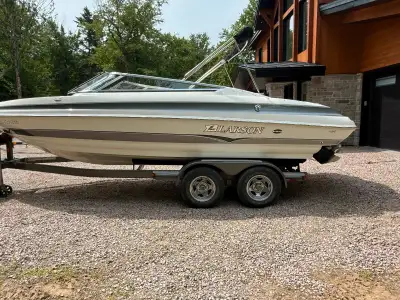En excellent état. Mercruiser 5L. Hélice en stainless performance. Helice en aluminium de spare. Dou...