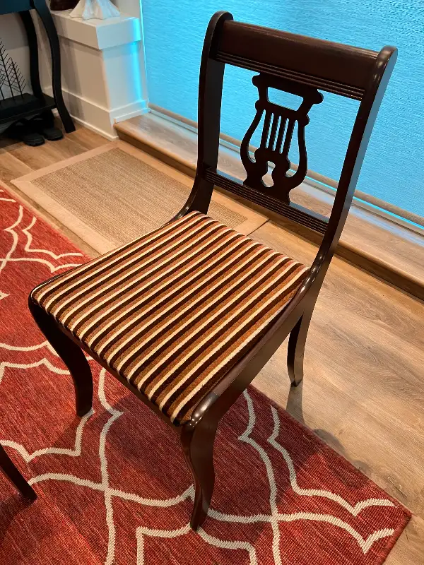 Mid-Century Modern Vintage Duncan Phyfe Dining Table + 4 Chairs in Dining Tables & Sets in Kingston - Image 10