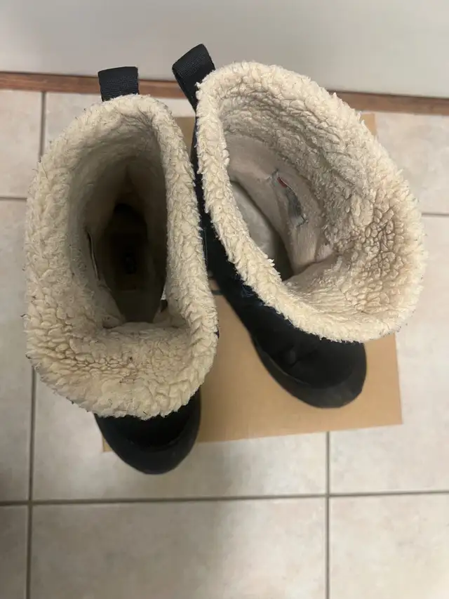 UGG boots - kids size 1 in Kids & Youth in City of Toronto - Image 4