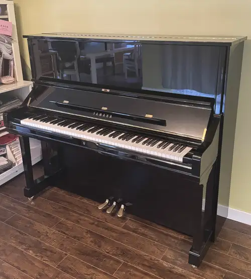 Selling my Yamaha U3 upright piano, made in 2010 and bought brand new in 2014. Sounds great and no i...