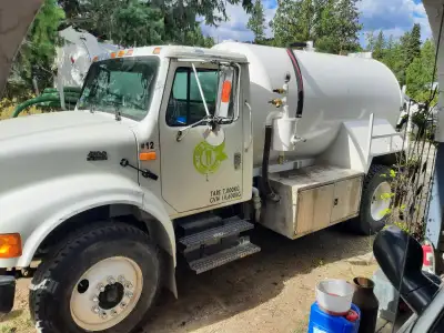 2001 International 4700 vacuum truck, 466E, 6 speed manual, Wallenstein 402 vacuum pump, 1800 gal wa...
