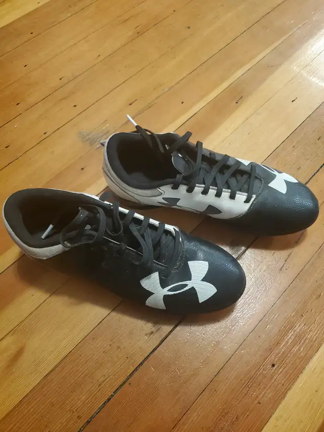Kids Under Armor soccer shoe size 4 in Kids & Youth in Ottawa - Image 3