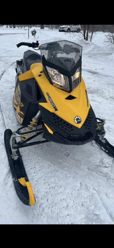 *HAS OWNERSHIPS* Selling my running 2010 MXZ 800R Rev Xp. Machine has 10,515km on it. Electric start...