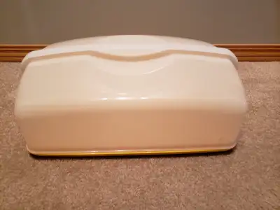 Tupperware Cake and Cupcaker Taker. Fits 18 regular size cupcakes or a 9x13 sheet cake. Yellow base.