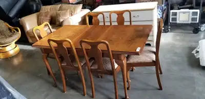 ANTIQUE QUEEN ANNE DINING TABLE + 6 CHAIRS IN VERY NICE CONDITION. Delivery can be arranged. Measure...