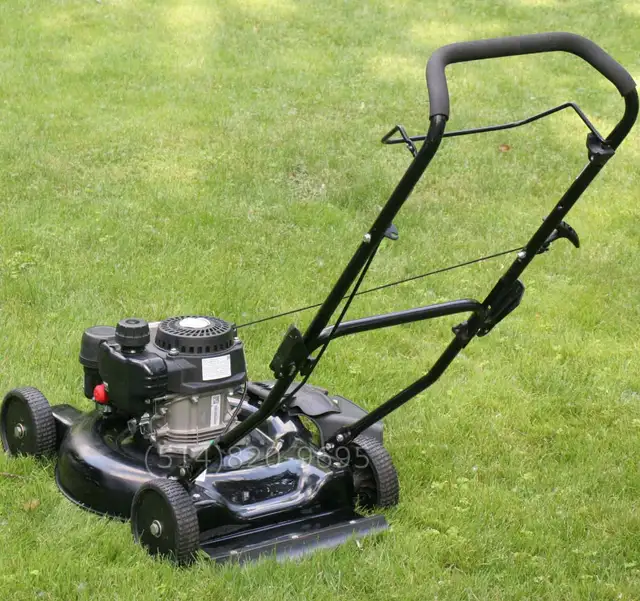Tondeuse à gazon essence gaz Yard Machines 132cc OHV lawn mower in Lawnmowers & Leaf Blowers in City of Montréal - Image 6