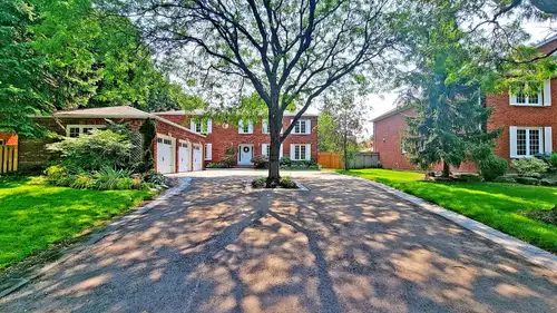It’s a very convenient and beautiful location. Five minutes walk to UTM single bedroom in a house is...