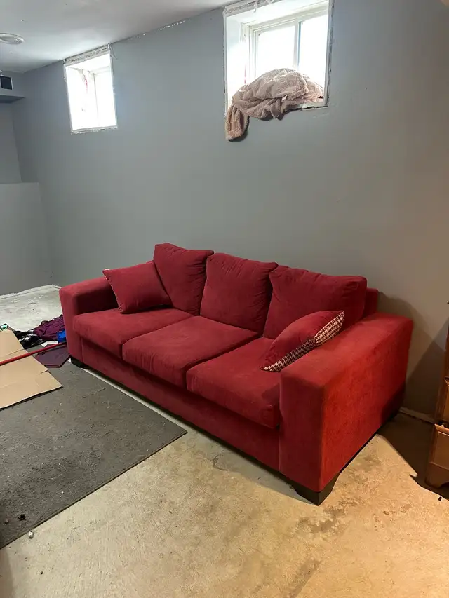 Red Couch535727045304002562