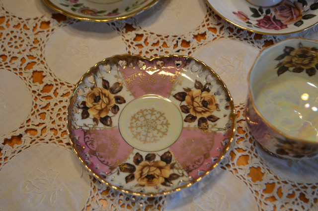 Vintage China cups and saucers in Arts & Collectibles in Renfrew - Image 2