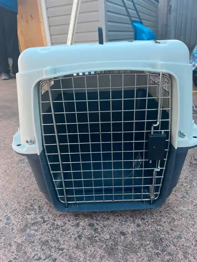 Animal crate good for cats or dogs Good for small/medium pet
