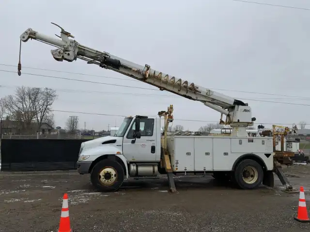 International 4300 Altec dm47 Digger Derrick 2014. in Other in Napanee - Image 4