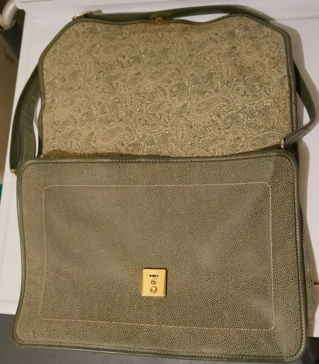 Samsonite Executive Laptop Briefcase  16 x 12" in Laptop Accessories in Markham / York Region - Image 3