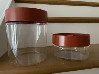 These are two Pyrex retro containers, perfect for adding a touch of vintage charm to your kitchen st...