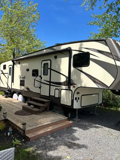 À vendre Superbe Fifthwheel de marque Volante 2017- 310BH – 35 pieds 2 chambres à coucher fermées (1...
