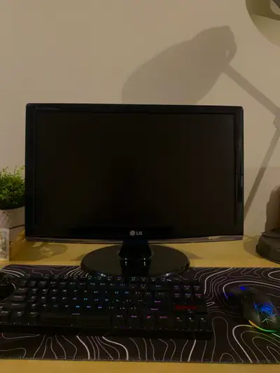 Écran LG noir 1080p . Il marche encore très bien. Vend car plus besoin