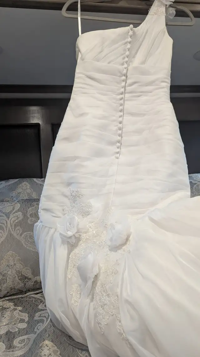 One-Shoulder White Mermaid Wedding Dress in Wedding in Lethbridge - Image 9