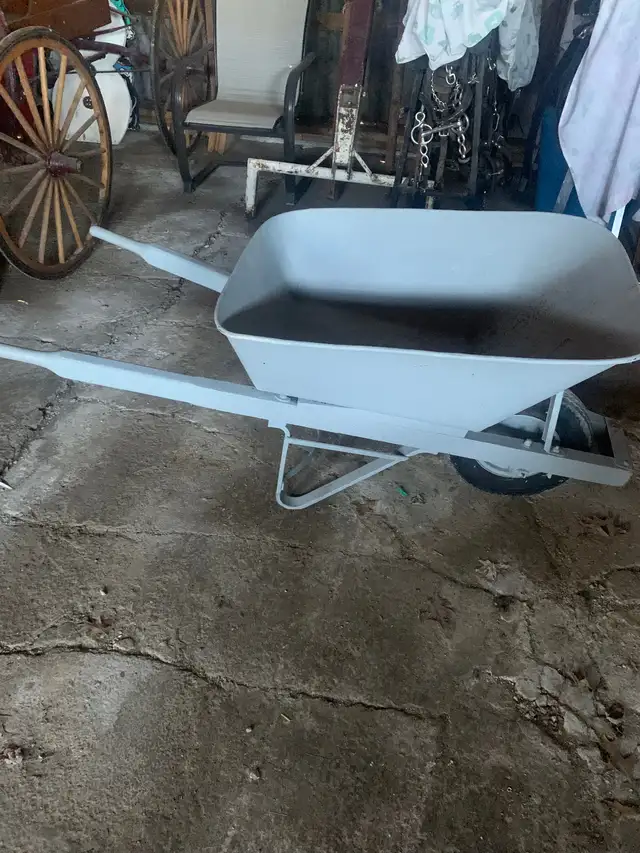 Wheelbarrows in Outdoor Tools & Storage in Windsor Region - Image 4