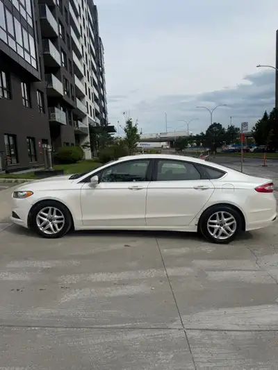 Ford Fusion SE 2015 – Très bon état – Prête à rouler Je mets en vente ma Ford Fusion SE 2015, bien e...