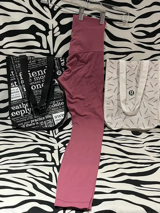 Lululemon Pants/ Leggings in Women's - Bottoms in City of Toronto - Image 5