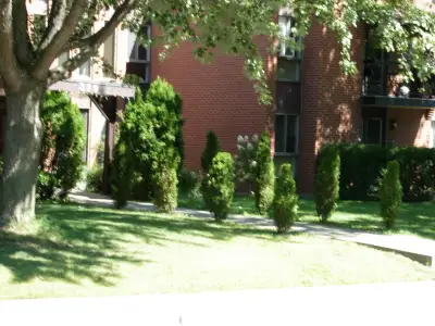 4 1/2 apartment available in Beaconsfield.