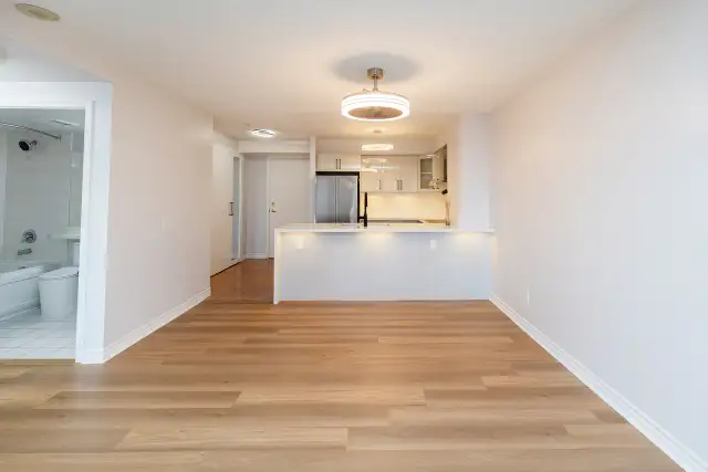 Mississauga Condo Available Immediately For Sale in Condos for Sale in Mississauga / Peel Region - Image 28