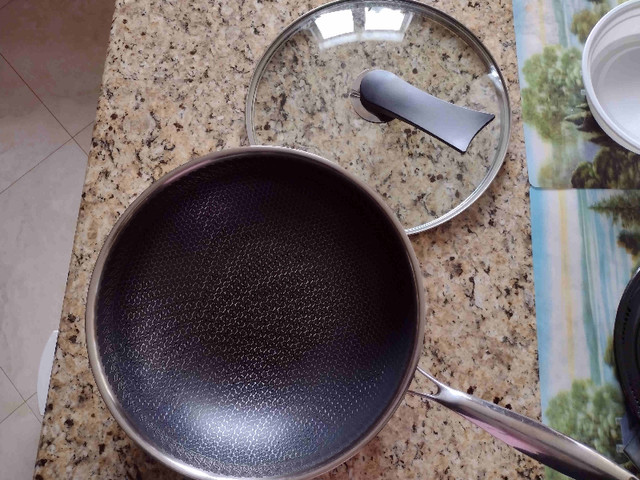 Wok Pan 13 inch, Stainless Steel Stir-fry, Non Stick Honeycomb in Kitchen & Dining Wares in Markham / York Region
