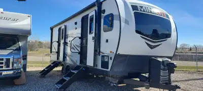 2022, 25' 1/2 ton towable, 2 gray tanks, how water saver in shower, 2 solar panels, 1000w inverter,...
