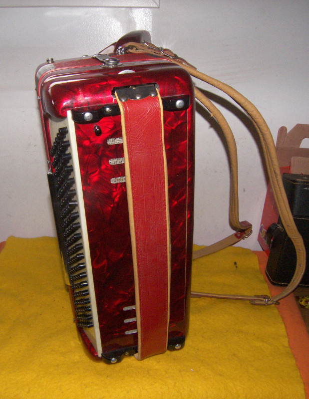 Accordion Vardes 120 Bass With Case (MINT) Arts & Collectibles