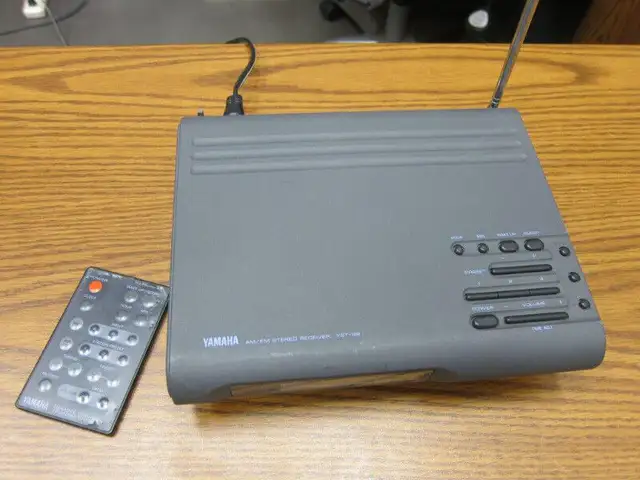Yamaha AM/FM Stereo receiver with remote control and speakers in Stereo Systems & Home Theatre in Markham / York Region - Image 3