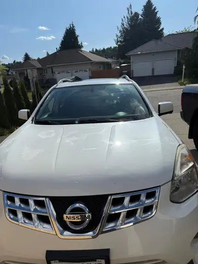 2013 Nissan rogue 220,000 kms Drives very well still Open to offers